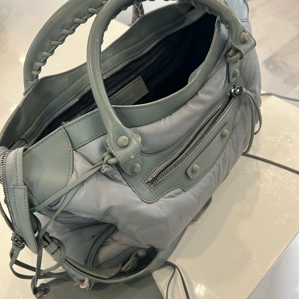 Elegant Gray Handbag